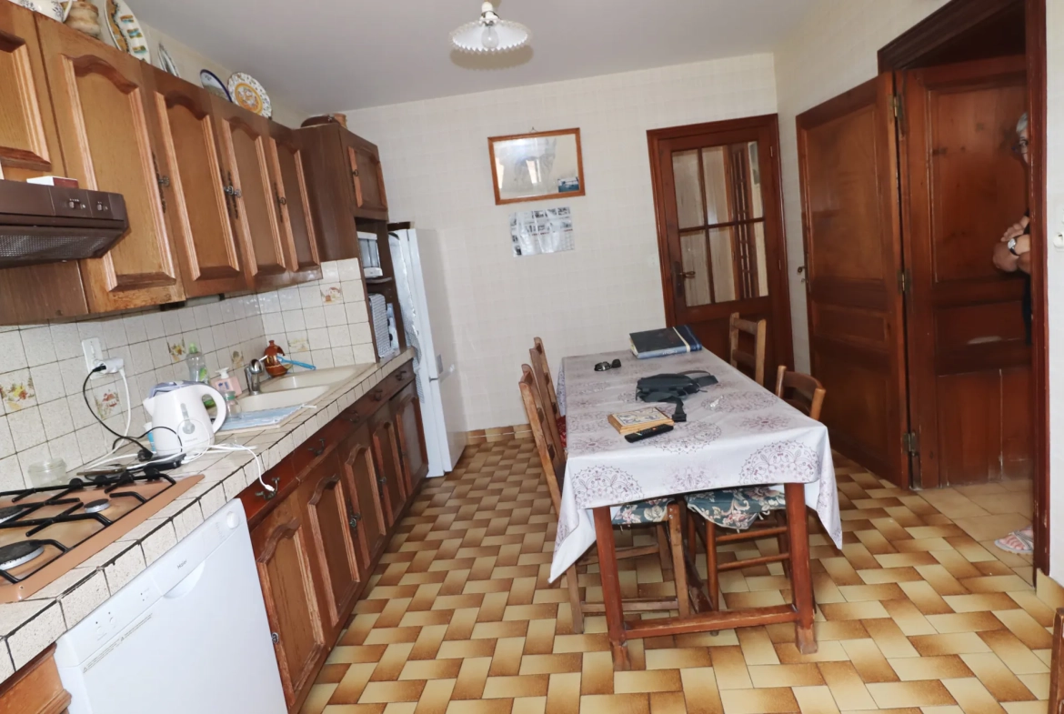 Maison en pierre avec dépendances et terrain constructible à Semussac proche Royan 