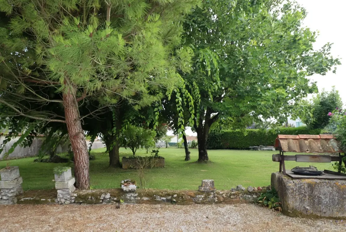 Maison en pierre avec dépendances et terrain constructible à Semussac proche Royan 