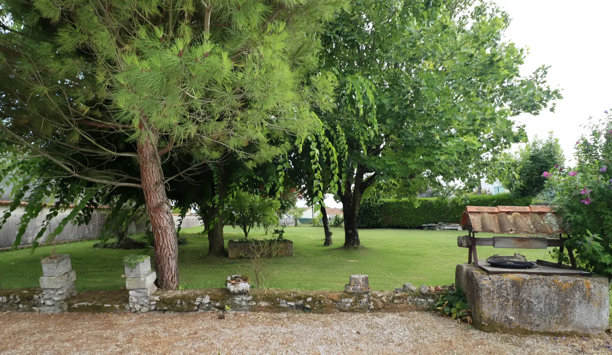 Maison en pierre avec dépendances et terrain constructible à Semussac proche Royan 