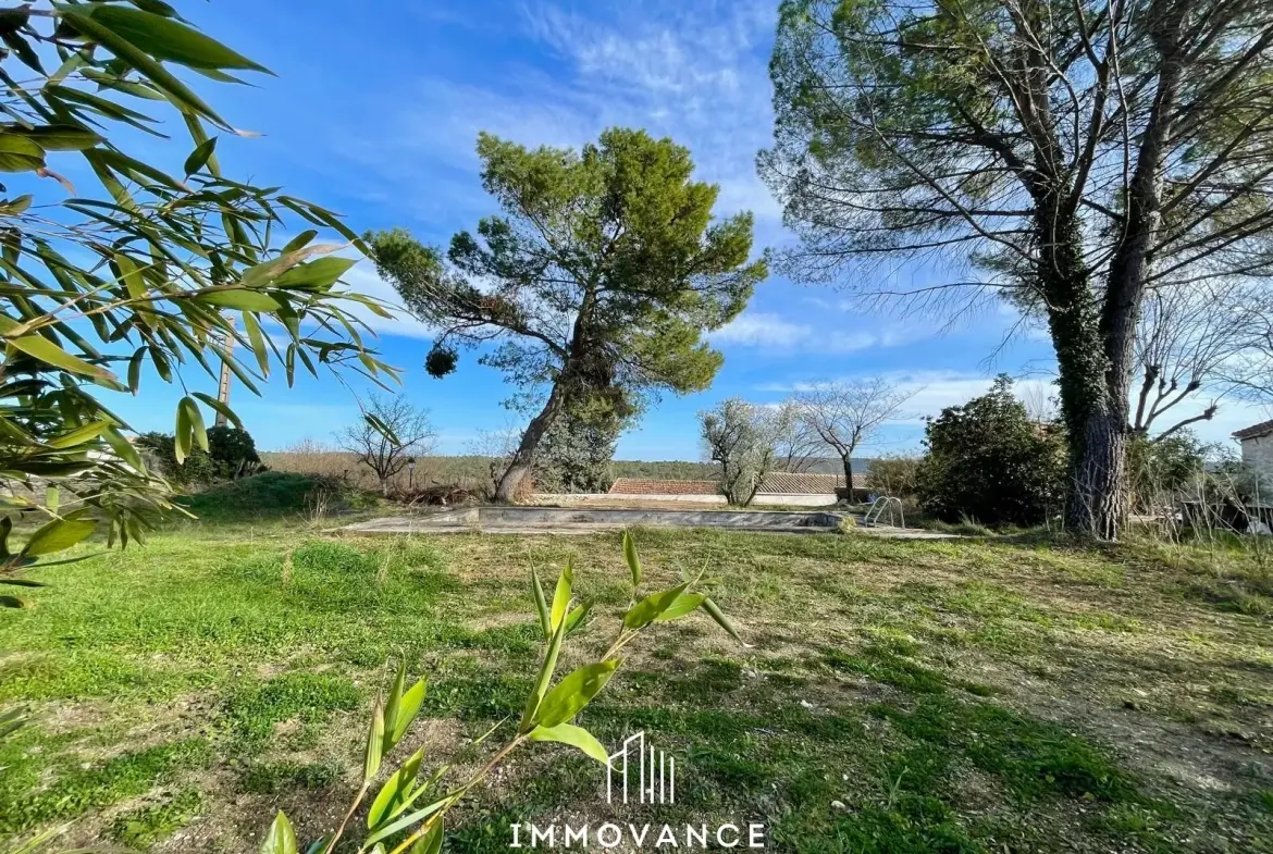 Terrain à bâtir de 1037 m² avec vue sur vignobles à Vacquières 