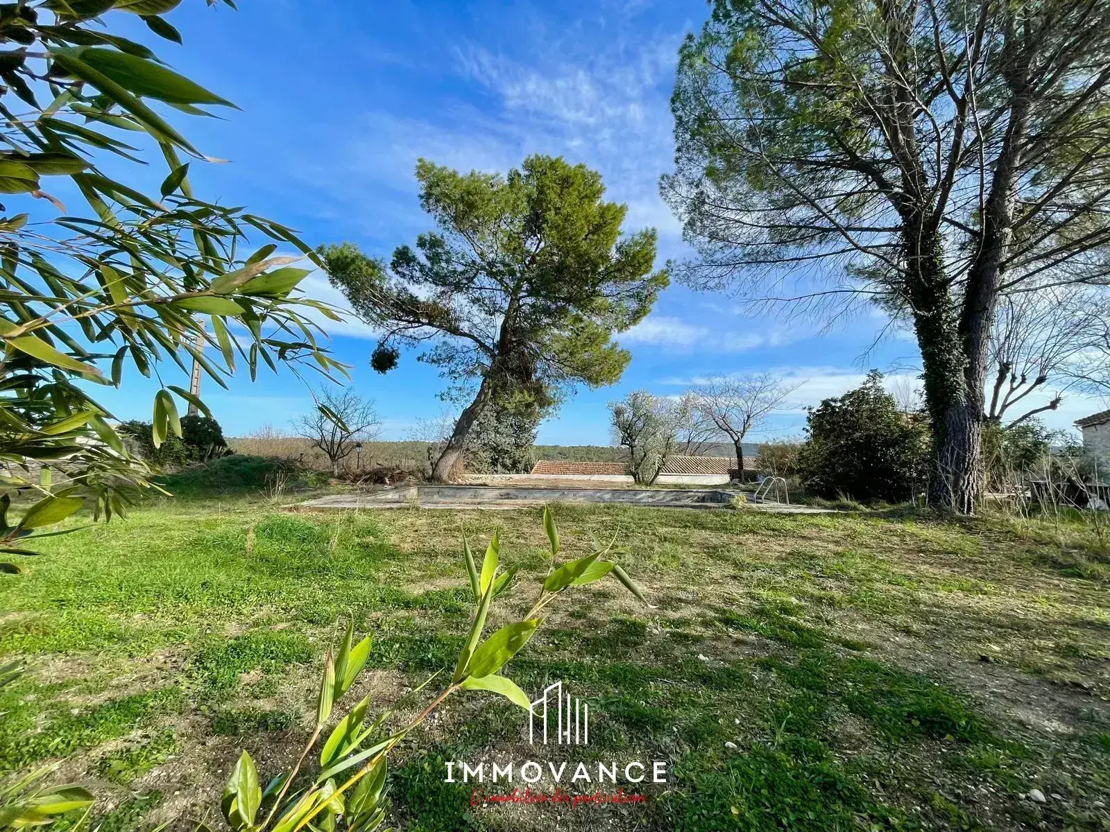 Terrain à bâtir de 1037 m² avec vue sur vignobles à Vacquières 