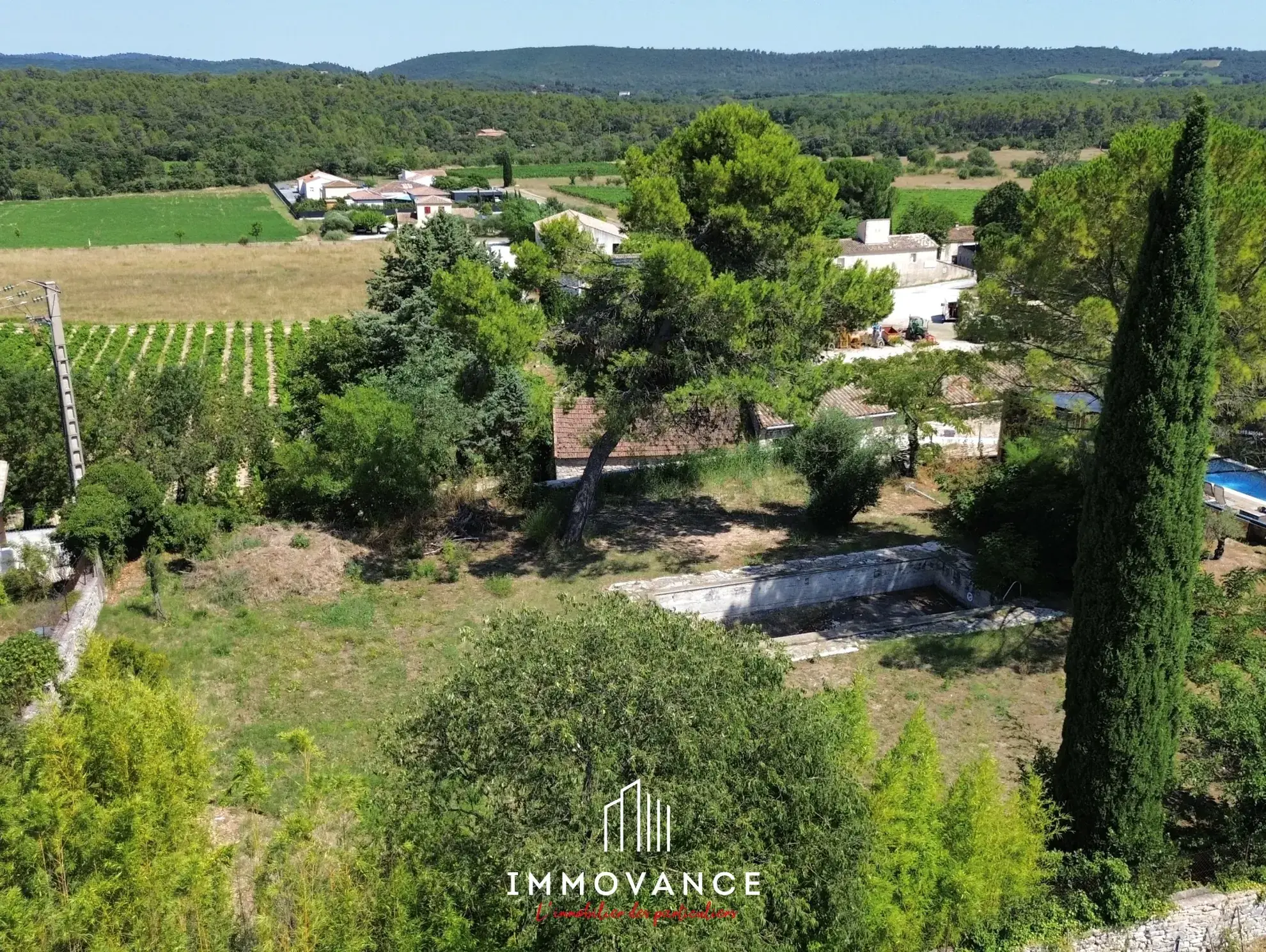 Terrain à bâtir de 1037 m² avec vue sur vignobles à Vacquières 