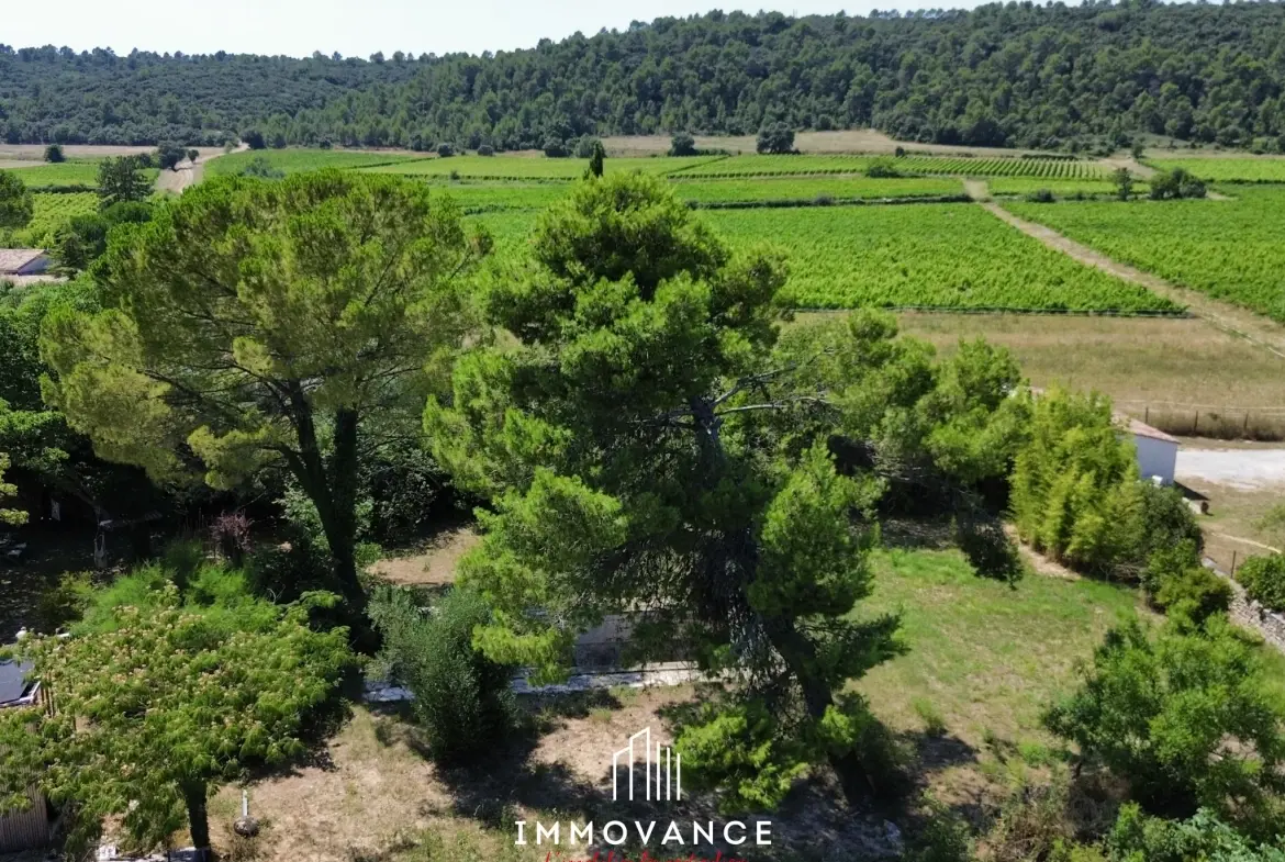 Terrain à bâtir de 1037 m² avec vue sur vignobles à Vacquières 