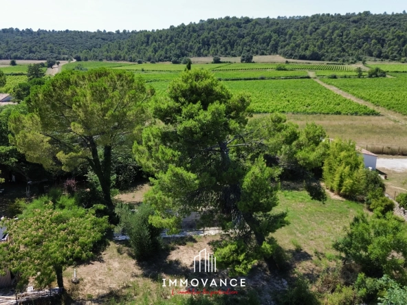 Terrain à bâtir de 1037 m² avec vue sur vignobles à Vacquières