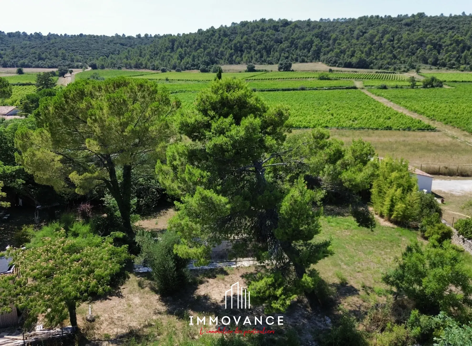 Terrain à bâtir de 1037 m² avec vue sur vignobles à Vacquières 