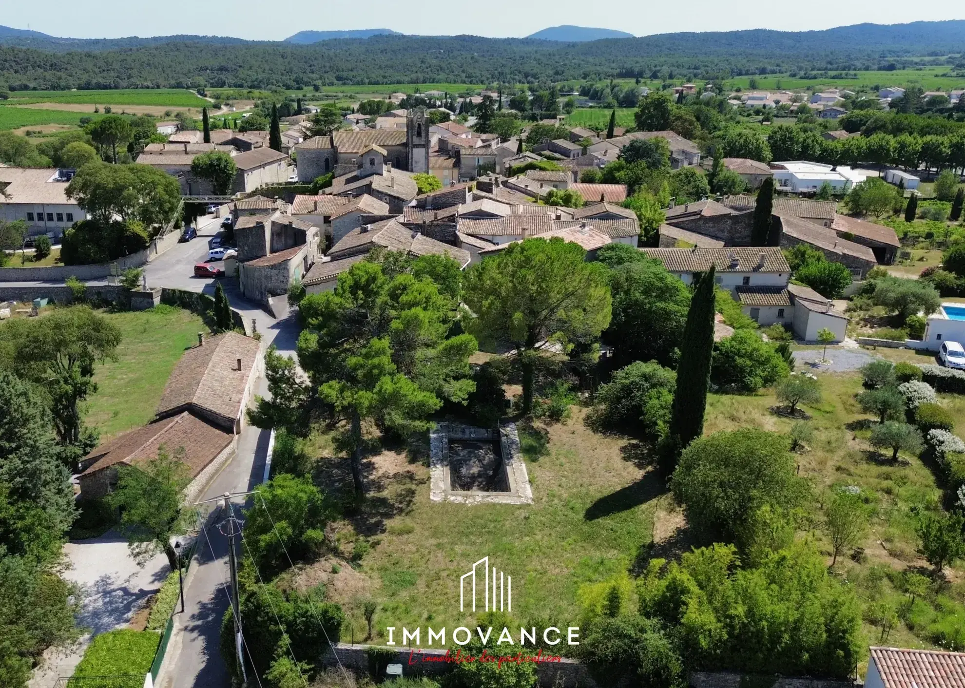 Terrain à bâtir de 1037 m² avec vue sur vignobles à Vacquières 