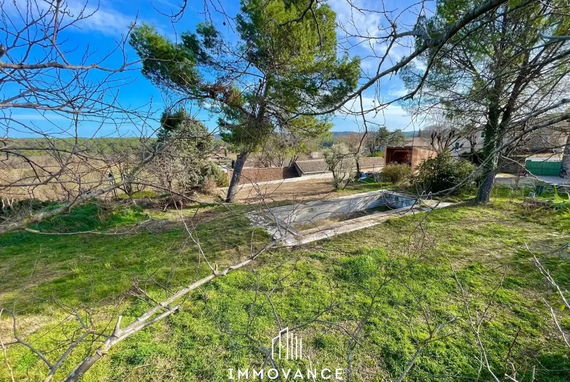 Terrain à bâtir de 1037 m² avec vue sur vignobles à Vacquières 
