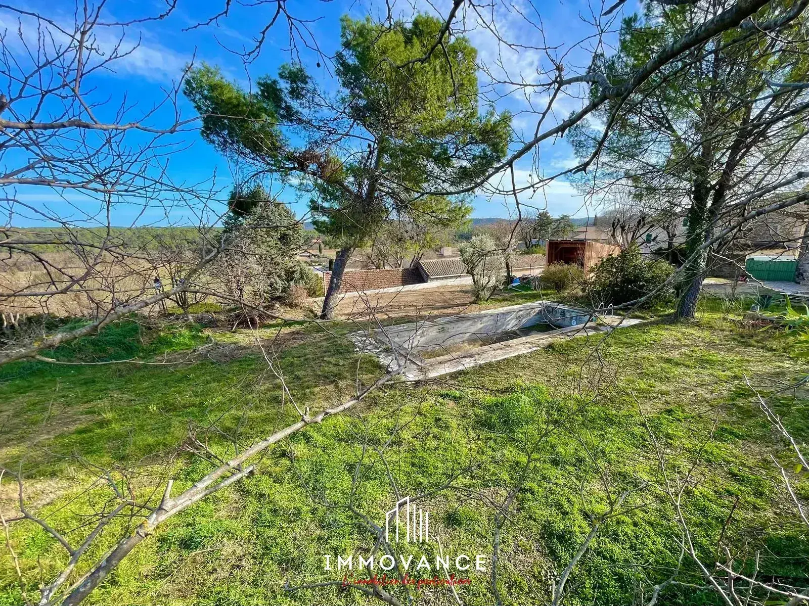 Terrain à bâtir de 1037 m² avec vue sur vignobles à Vacquières 
