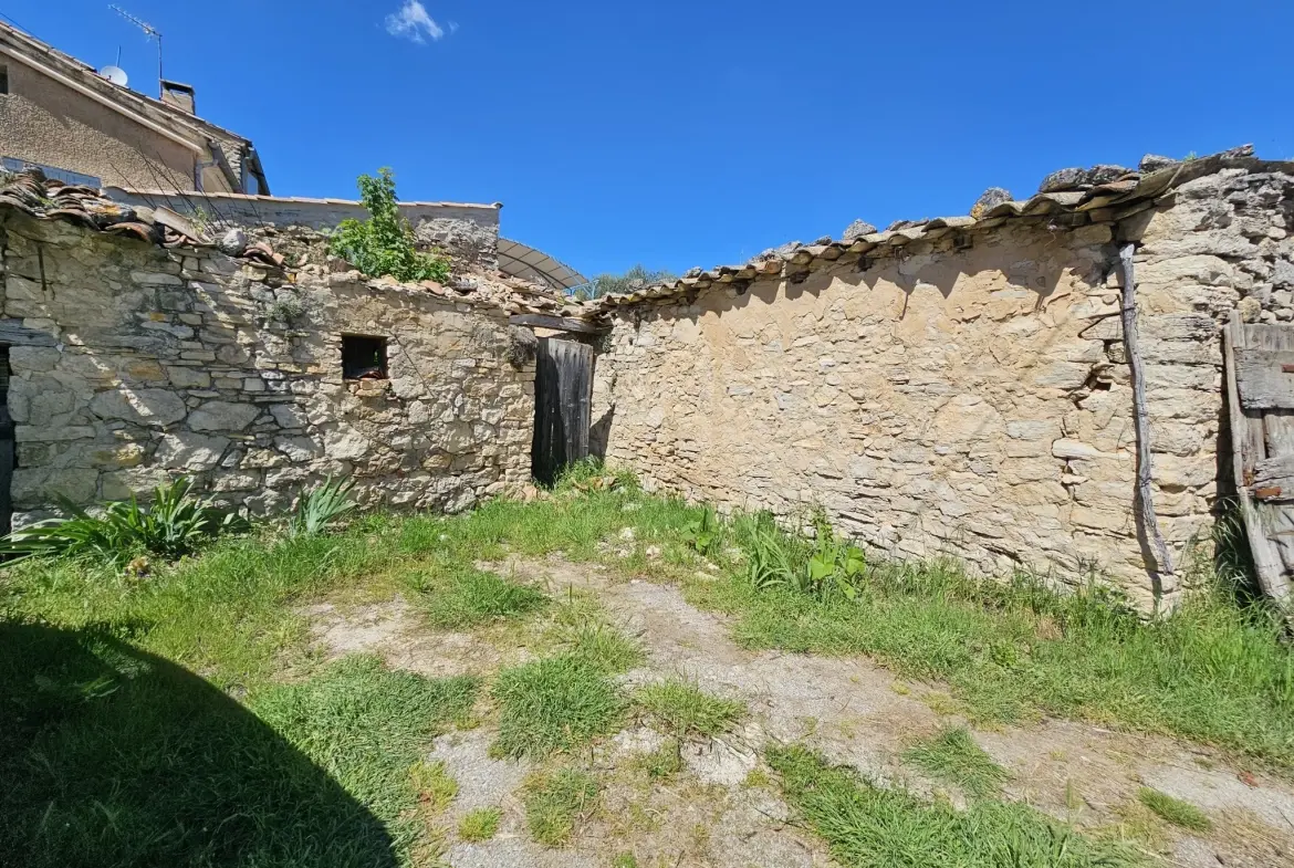 Belle maison à Apt avec grange en pierre, terrain constructible et vue sur le Luberon 