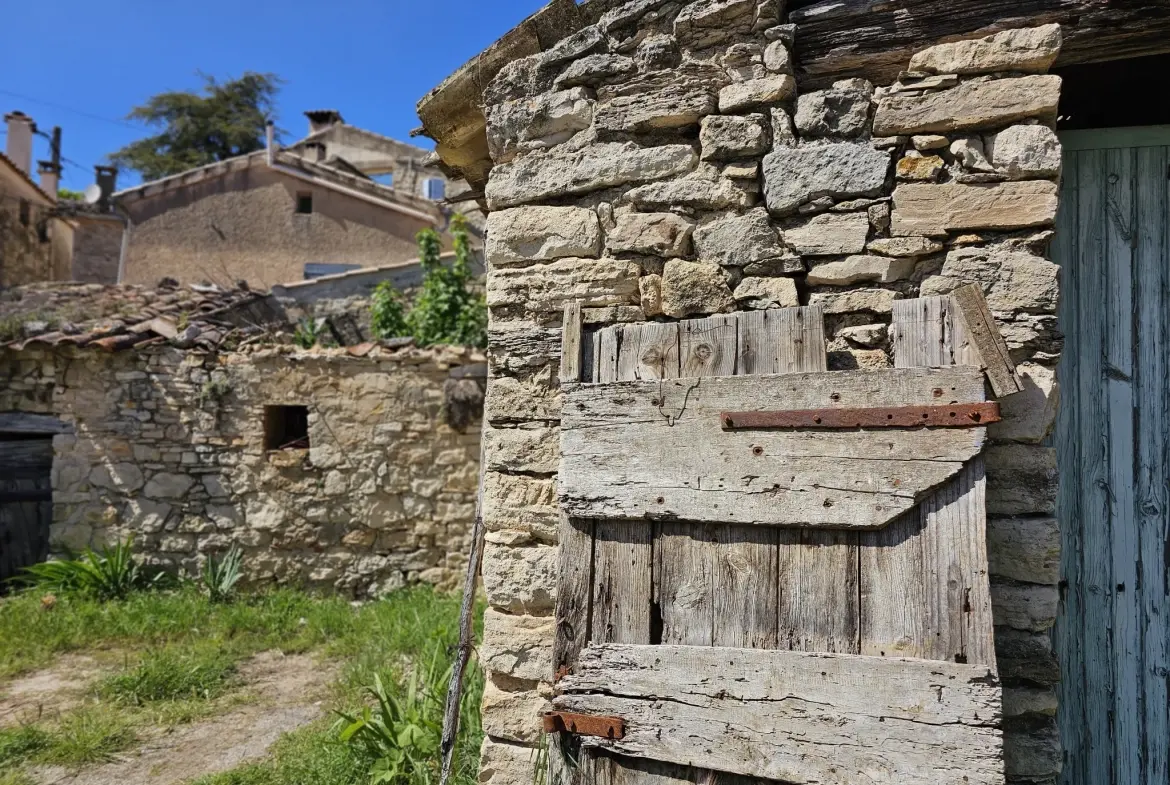 Belle maison à Apt avec grange en pierre, terrain constructible et vue sur le Luberon 