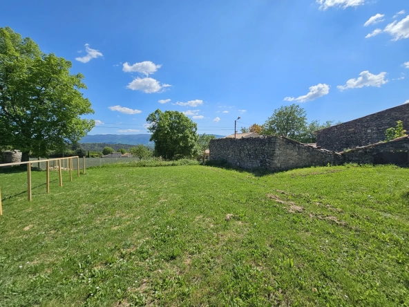 Belle maison à Apt avec grange en pierre, terrain constructible et vue sur le Luberon