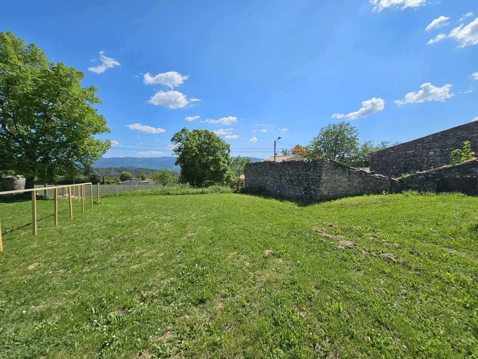 Belle maison à Apt avec grange en pierre, terrain constructible et vue sur le Luberon 