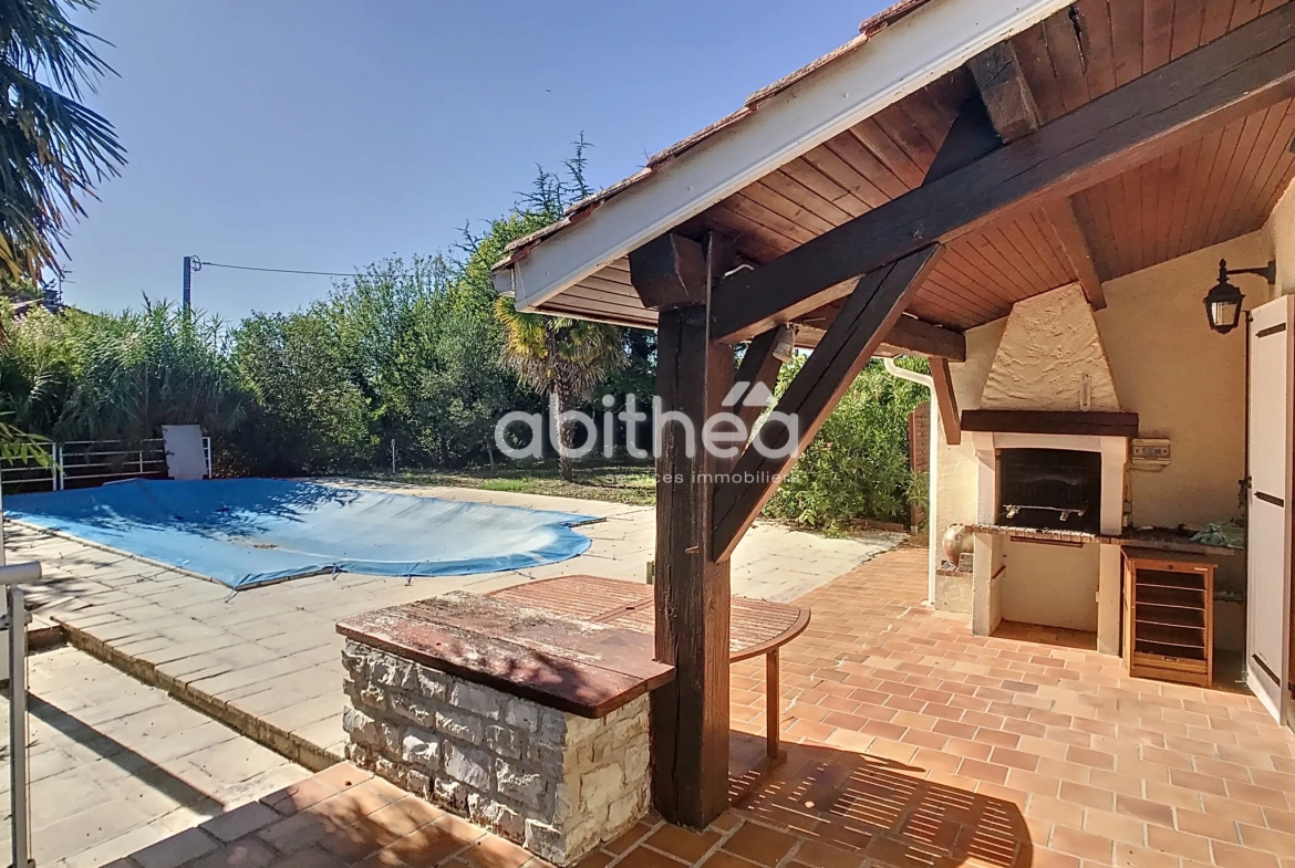 Maison avec piscine à Fléac de 150 m² proche des commerces 