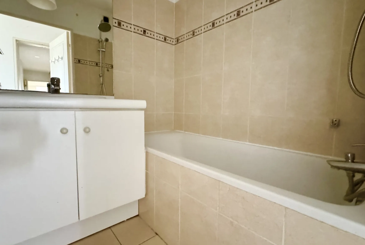 Superbe appartement T4 avec terrasse à vendre à Avignon, dernier étage, résidence avec piscine 