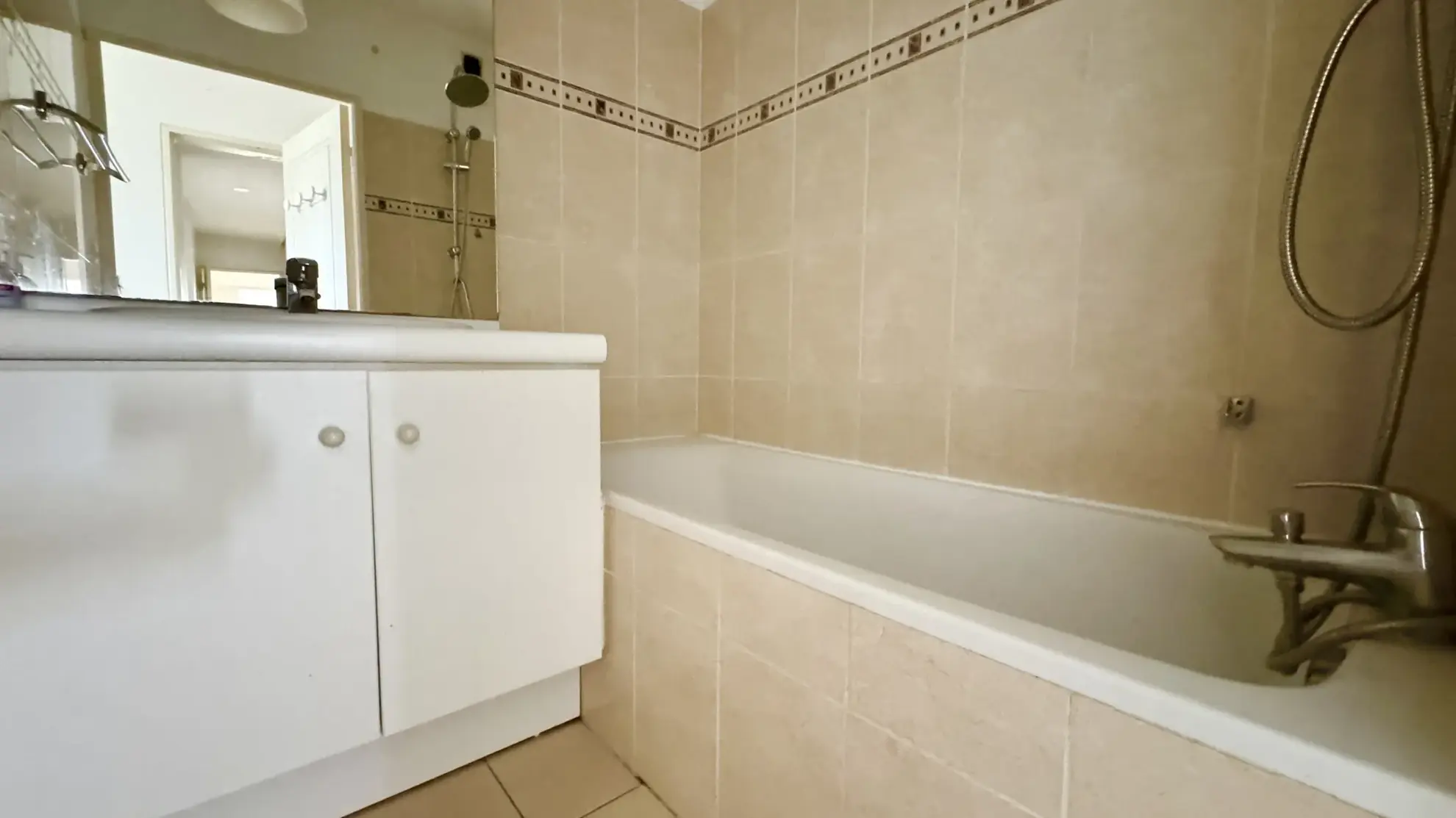 Superbe appartement T4 avec terrasse à vendre à Avignon, dernier étage, résidence avec piscine 