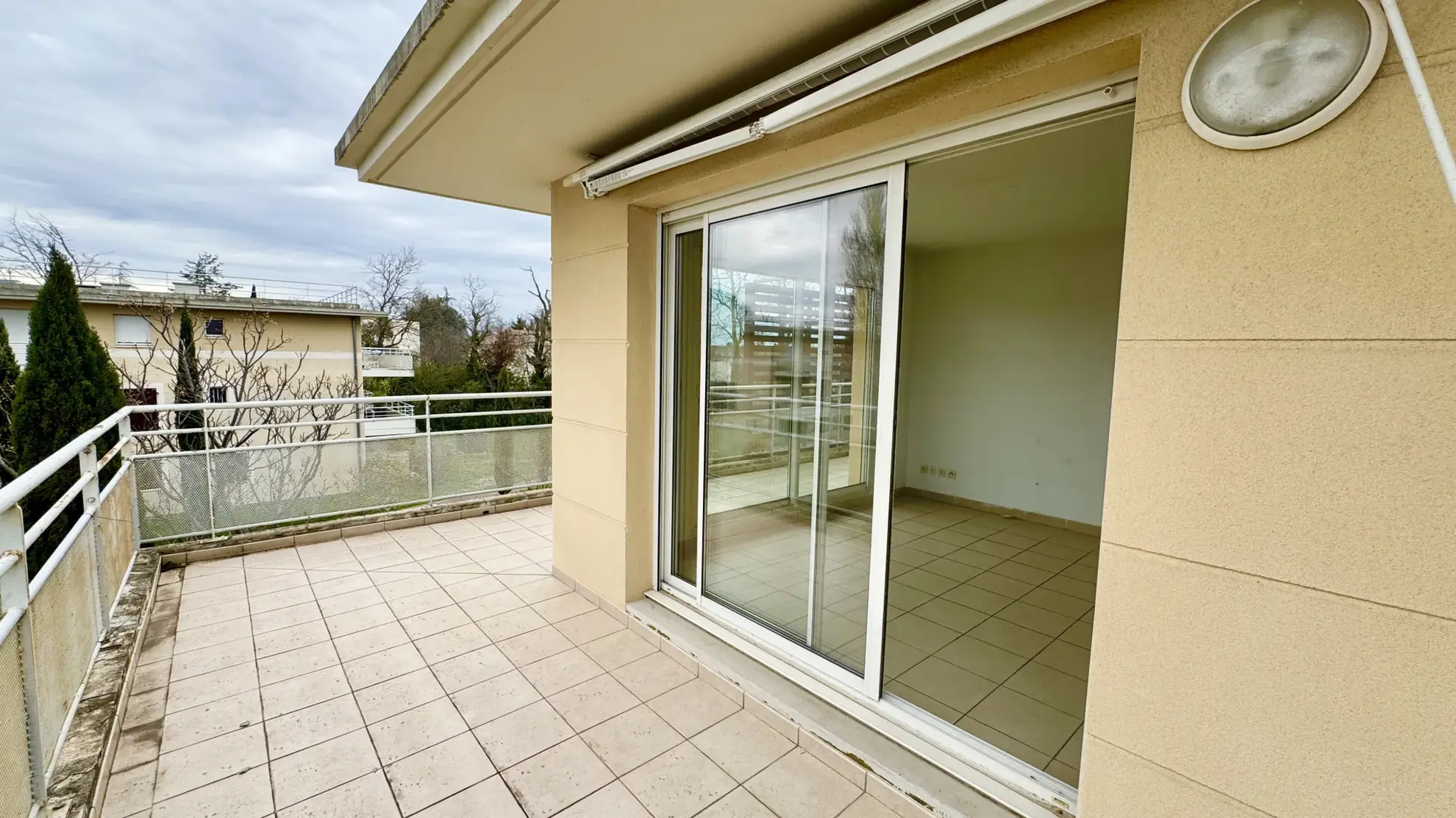 Superbe appartement T4 avec terrasse à vendre à Avignon, dernier étage, résidence avec piscine 