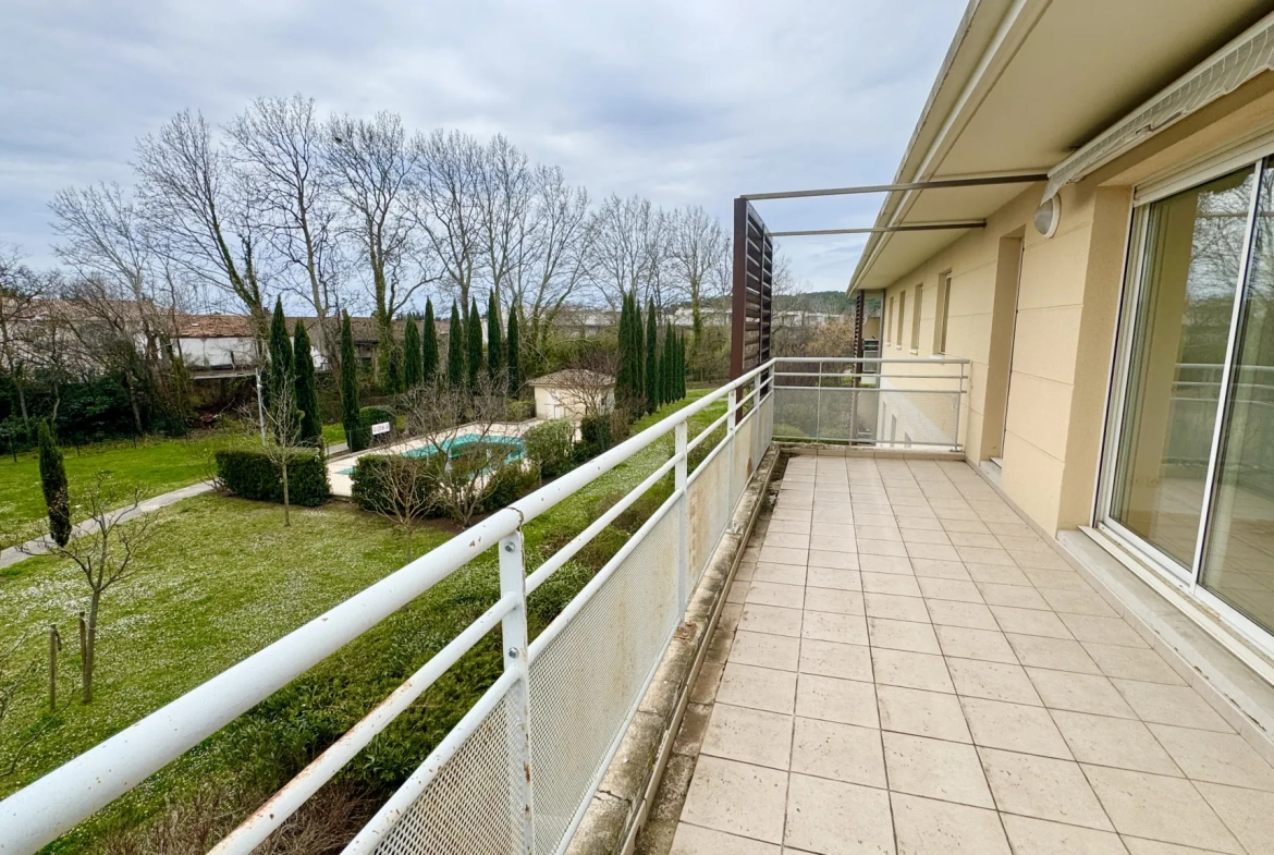 Superbe appartement T4 avec terrasse à vendre à Avignon, dernier étage, résidence avec piscine 