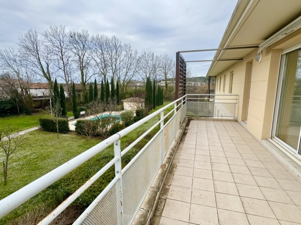 Superbe appartement T4 avec terrasse à vendre à Avignon, dernier étage, résidence avec piscine