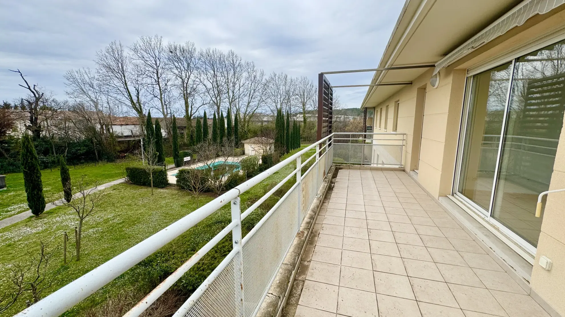 Superbe appartement T4 avec terrasse à vendre à Avignon, dernier étage, résidence avec piscine 