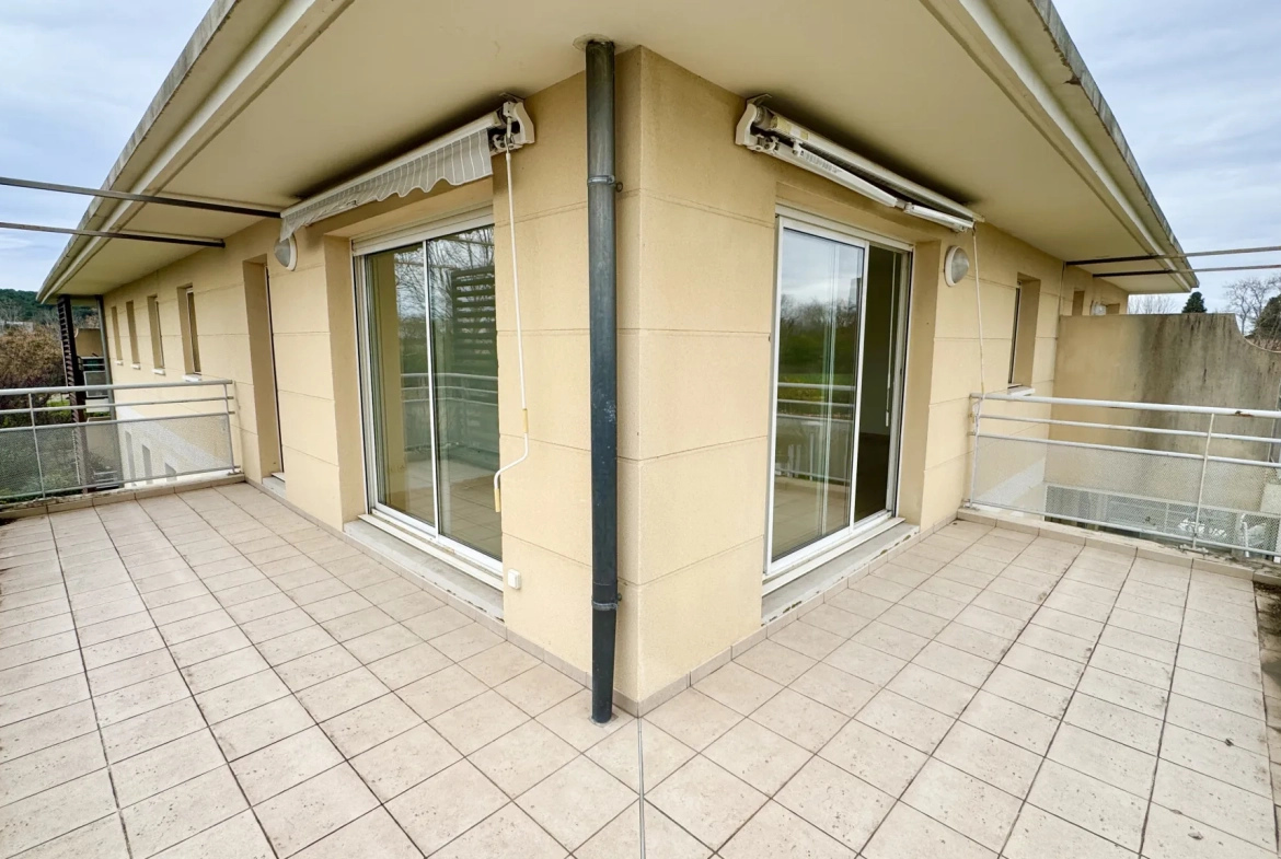 Superbe appartement T4 avec terrasse à vendre à Avignon, dernier étage, résidence avec piscine 