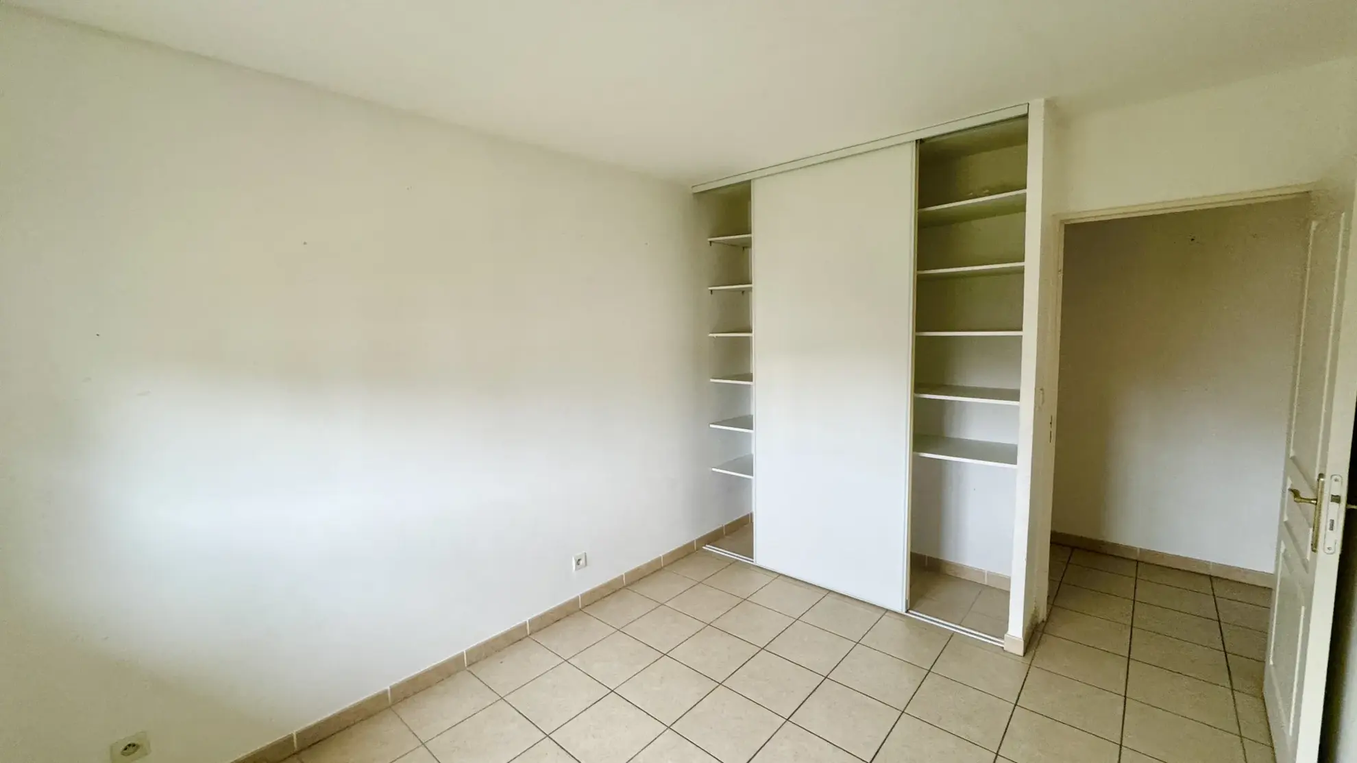 Superbe appartement T4 avec terrasse à vendre à Avignon, dernier étage, résidence avec piscine 