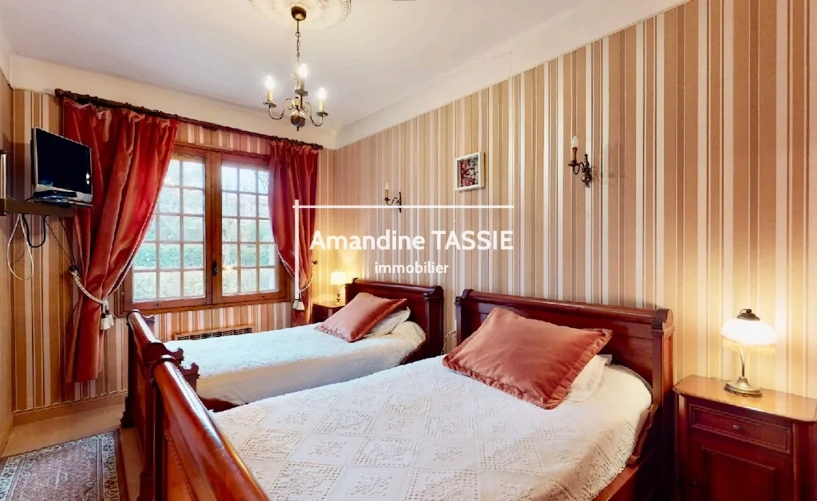 Superbe maison de caractère de 8 pièces à La Cavalerie avec jardin arboré 