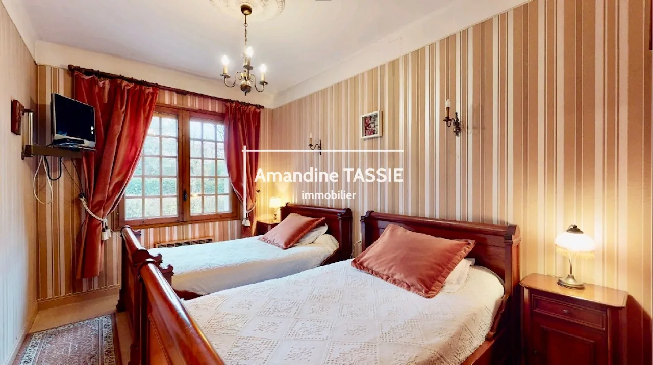 Superbe maison de caractère de 8 pièces à La Cavalerie avec jardin arboré 