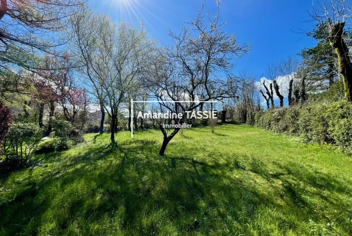 Superbe maison de caractère de 8 pièces à La Cavalerie avec jardin arboré 