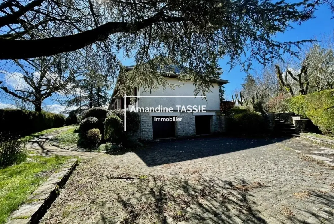 Superbe maison de caractère de 8 pièces à La Cavalerie avec jardin arboré 