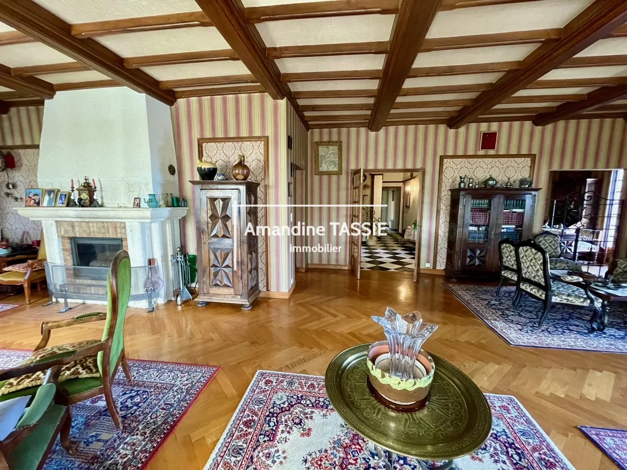 Superbe maison de caractère de 8 pièces à La Cavalerie avec jardin arboré 