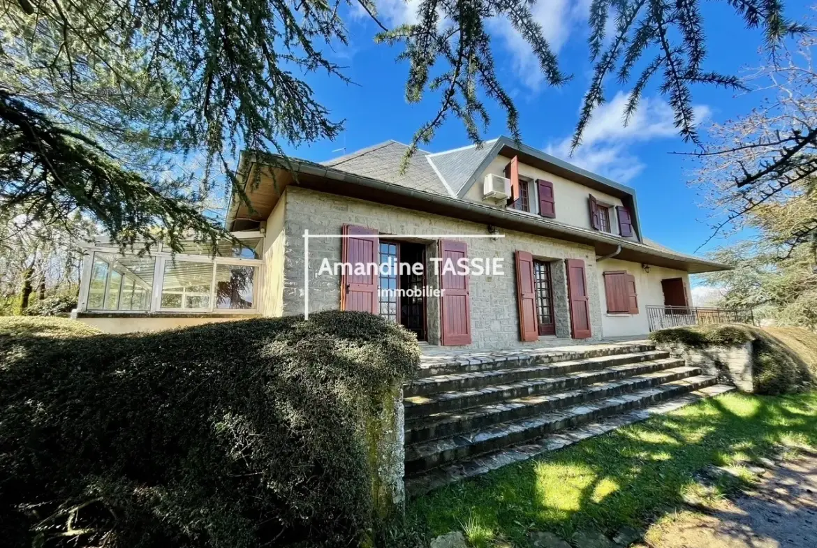 Superbe maison de caractère de 8 pièces à La Cavalerie avec jardin arboré 