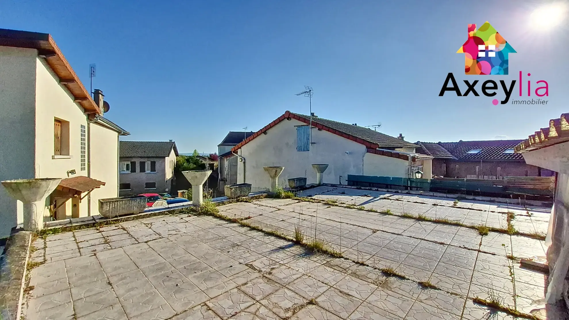 Maison familiale 4 chambres avec jardin et garage à Pouilly-sous-Charlieu 