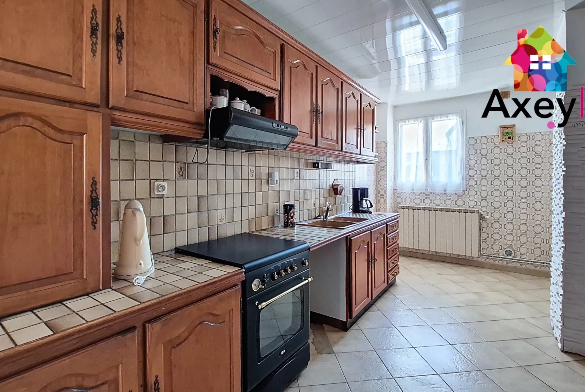 Maison familiale 4 chambres avec jardin et garage à Pouilly-sous-Charlieu 