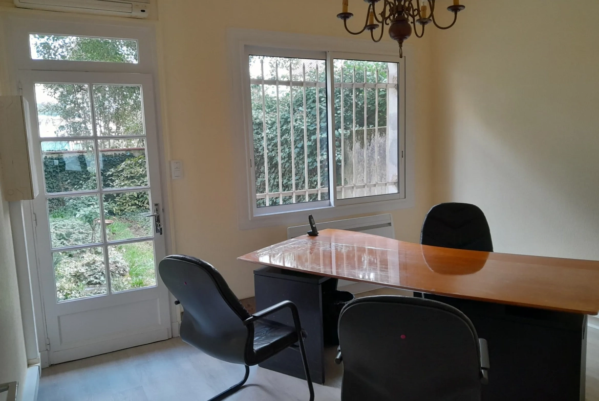 Immeuble professionnel de 101 m² avec jardin à Moissac - Excellent état 