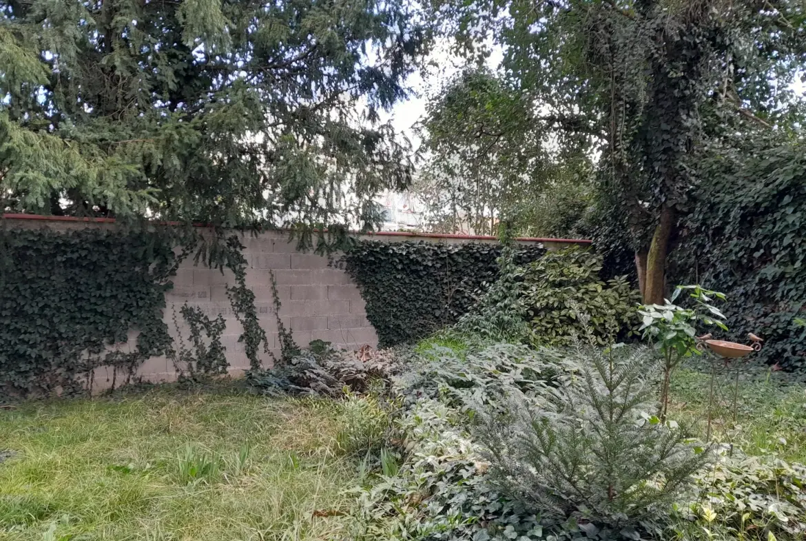 Immeuble professionnel de 101 m² avec jardin à Moissac - Excellent état 