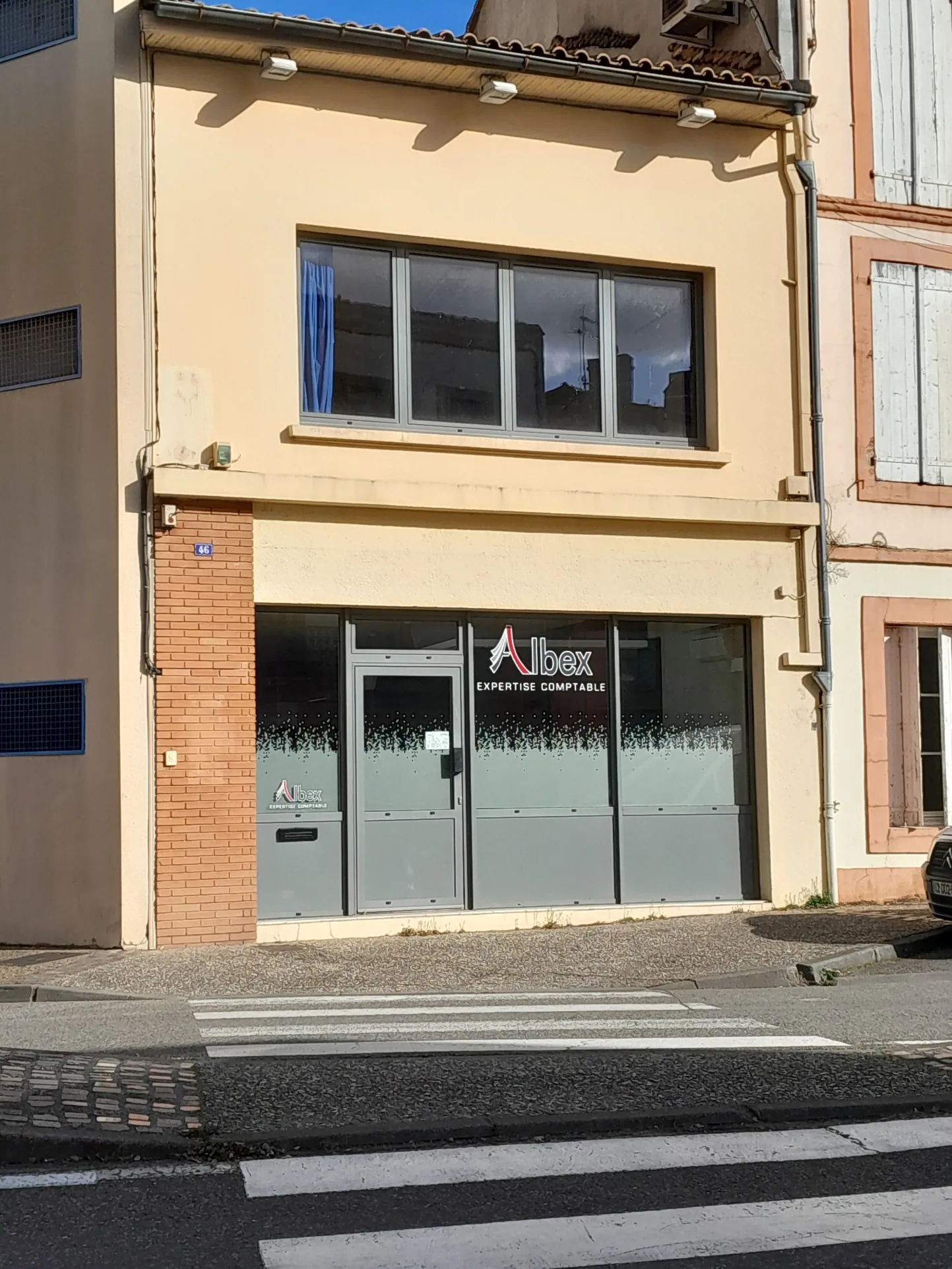 Immeuble professionnel de 101 m² avec jardin à Moissac - Excellent état 