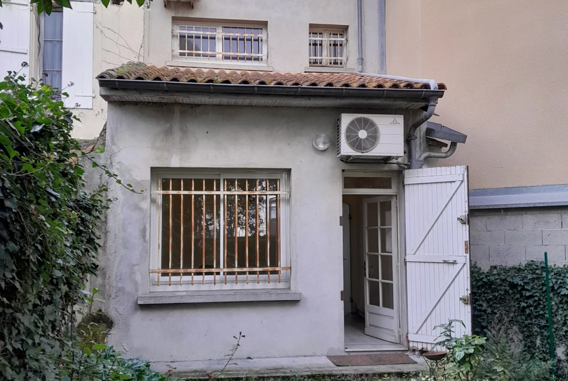 Immeuble professionnel de 101 m² avec jardin à Moissac - Excellent état 