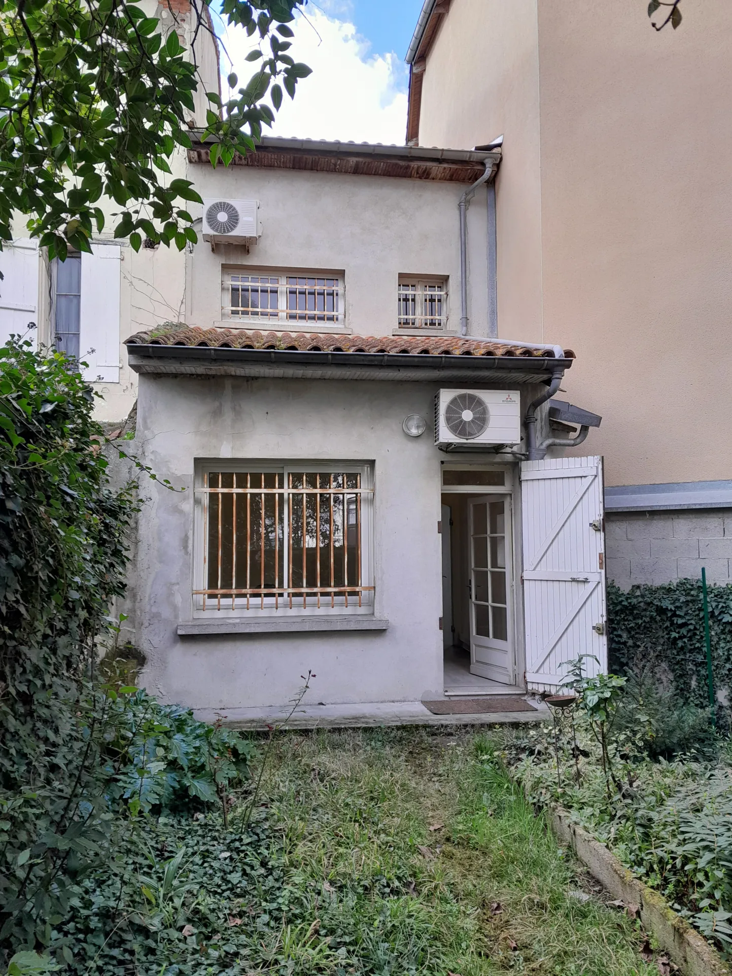 Immeuble professionnel de 101 m² avec jardin à Moissac - Excellent état 