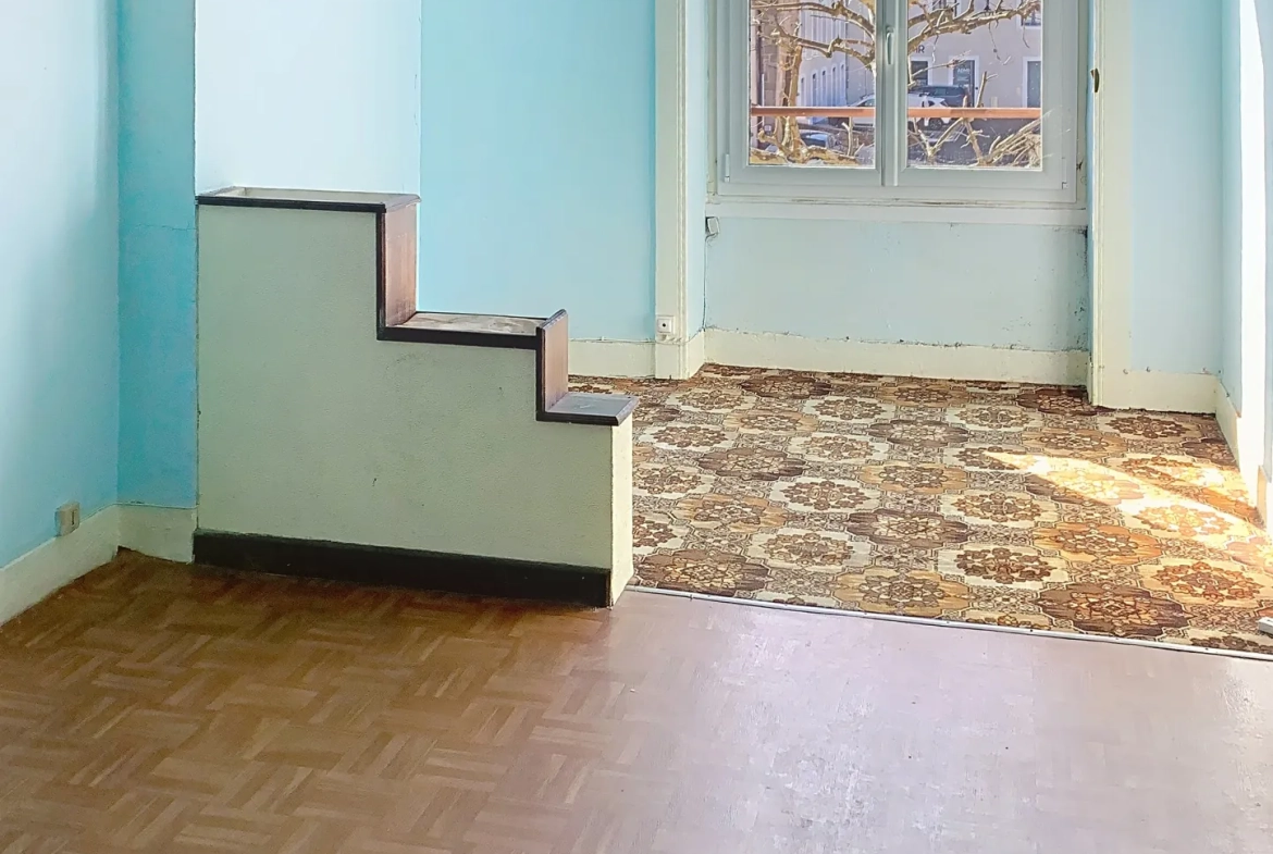 À vendre appartement T3 de 70 m² à Saint-Héand, à rénover, avec potentiel d'aménagement 