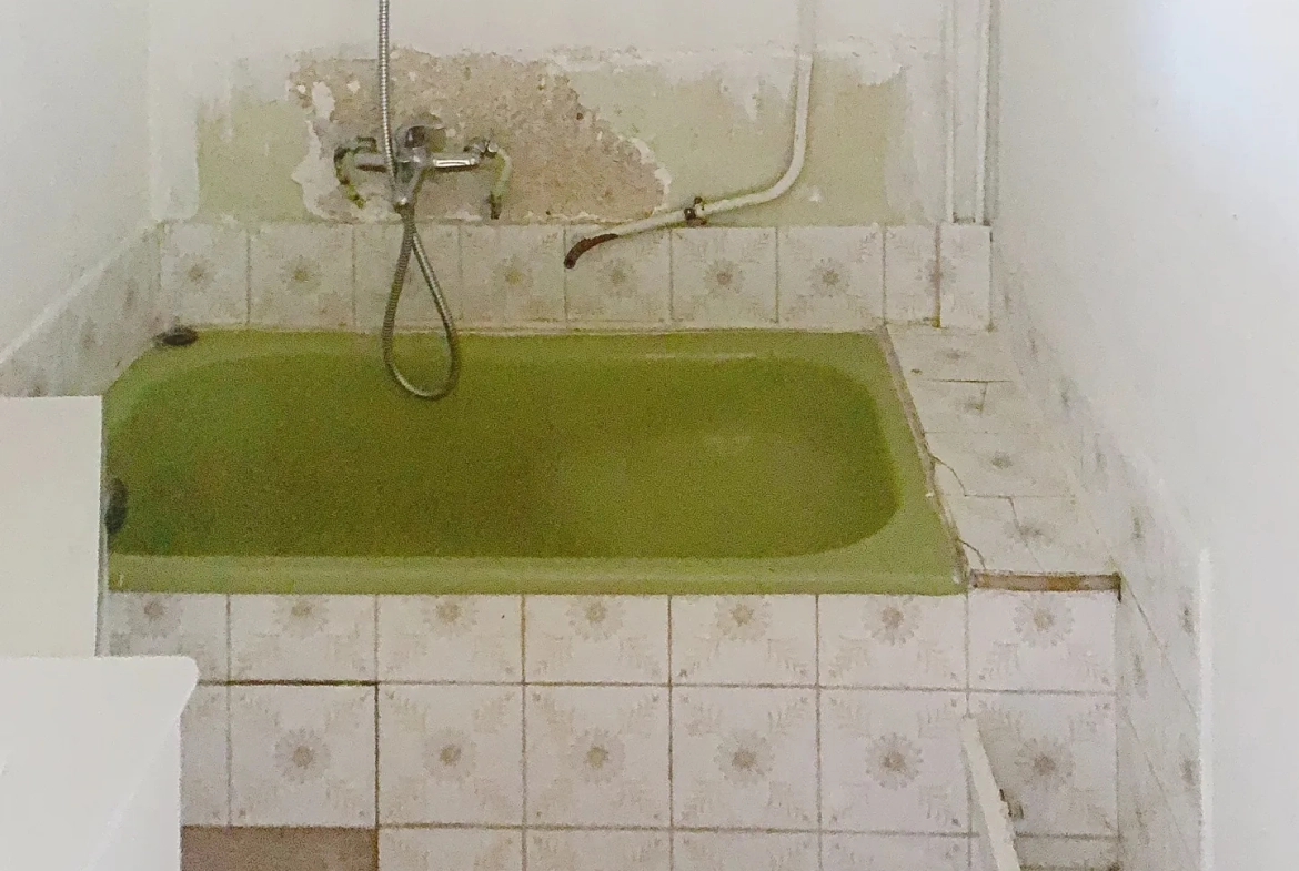 À vendre appartement T3 de 70 m² à Saint-Héand, à rénover, avec potentiel d'aménagement 
