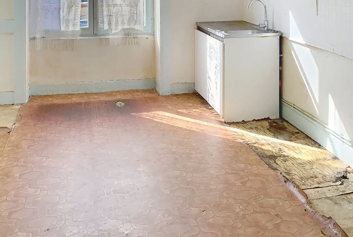 À vendre appartement T3 de 70 m² à Saint-Héand, à rénover, avec potentiel d'aménagement 