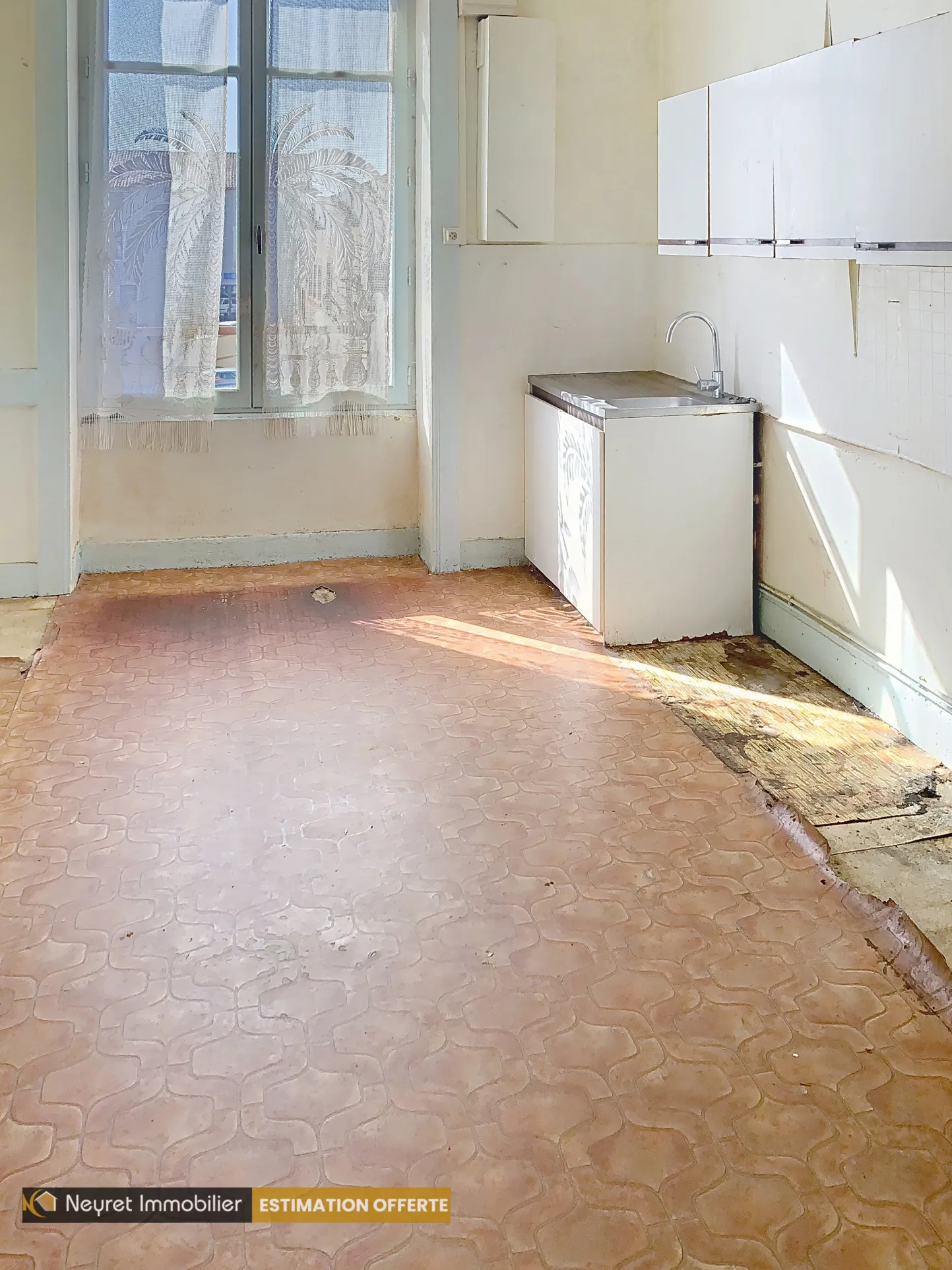 À vendre appartement T3 de 70 m² à Saint-Héand, à rénover, avec potentiel d'aménagement 