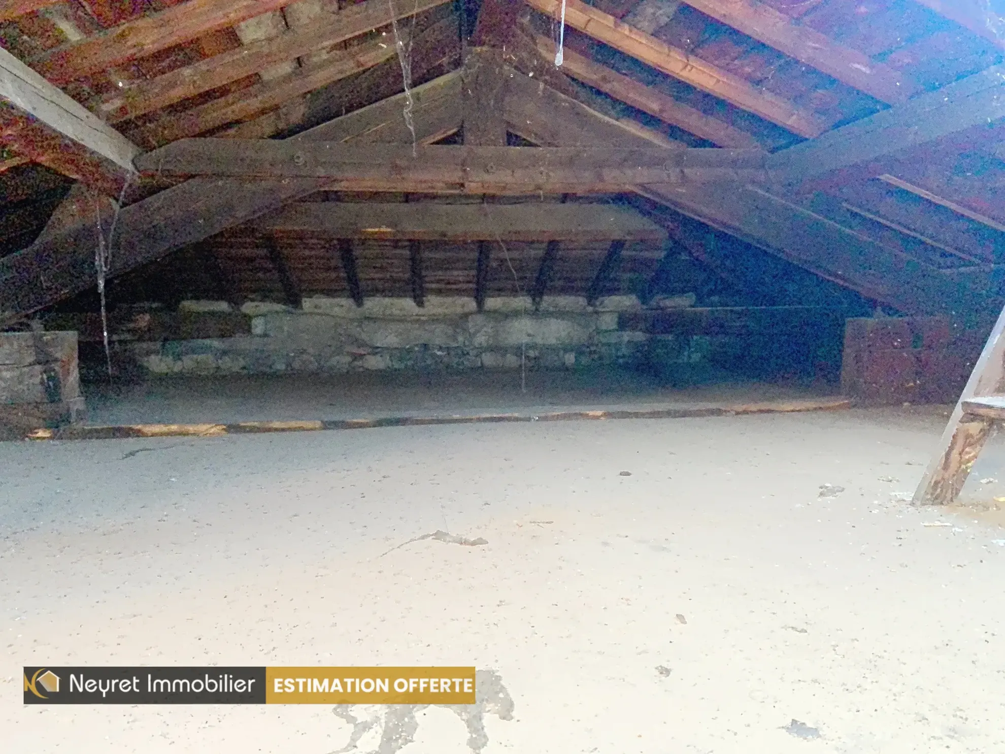 À vendre appartement T3 de 70 m² à Saint-Héand, à rénover, avec potentiel d'aménagement 
