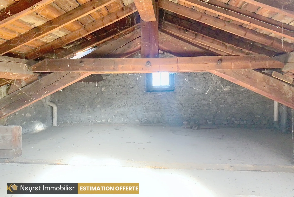 À vendre appartement T3 de 70 m² à Saint-Héand, à rénover, avec potentiel d'aménagement 