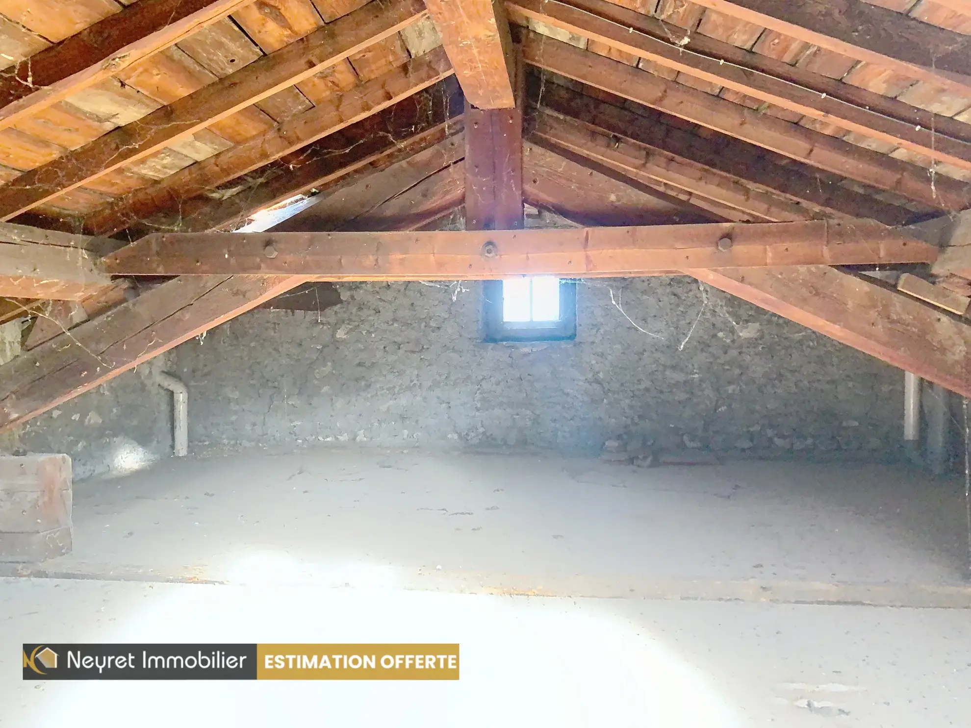 À vendre appartement T3 de 70 m² à Saint-Héand, à rénover, avec potentiel d'aménagement 