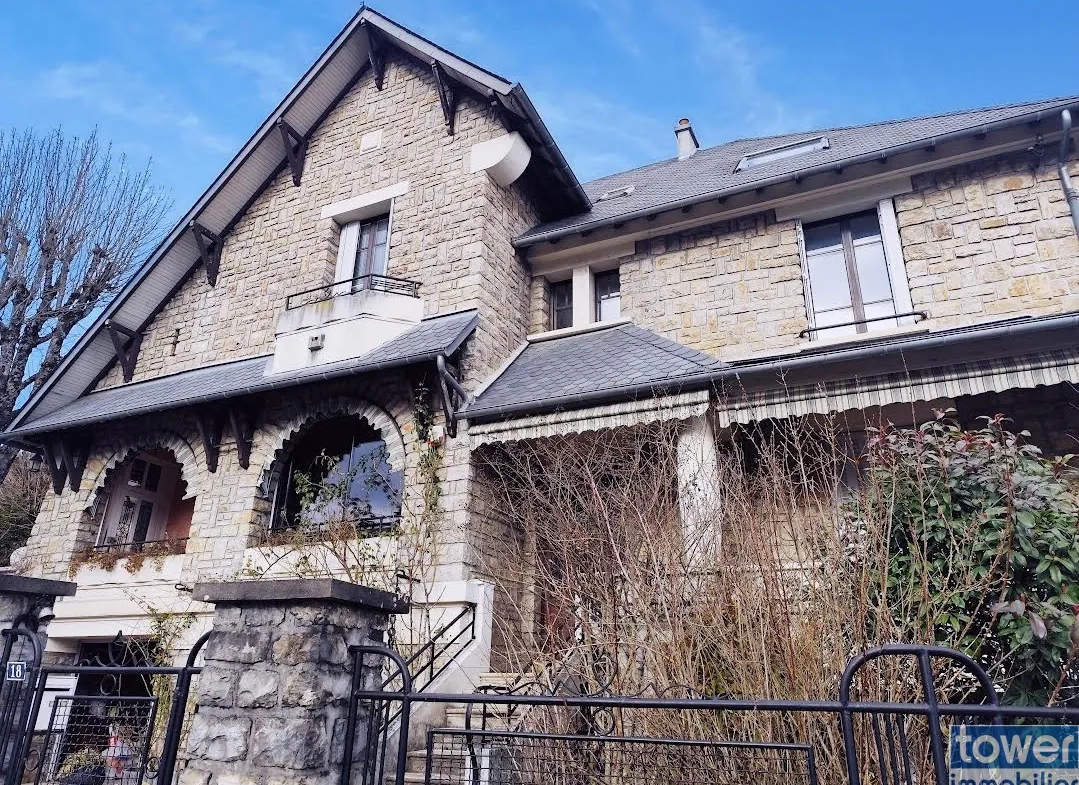 Spacieuse maison familiale de 224 m² à Espalion avec jardin et dépendance 