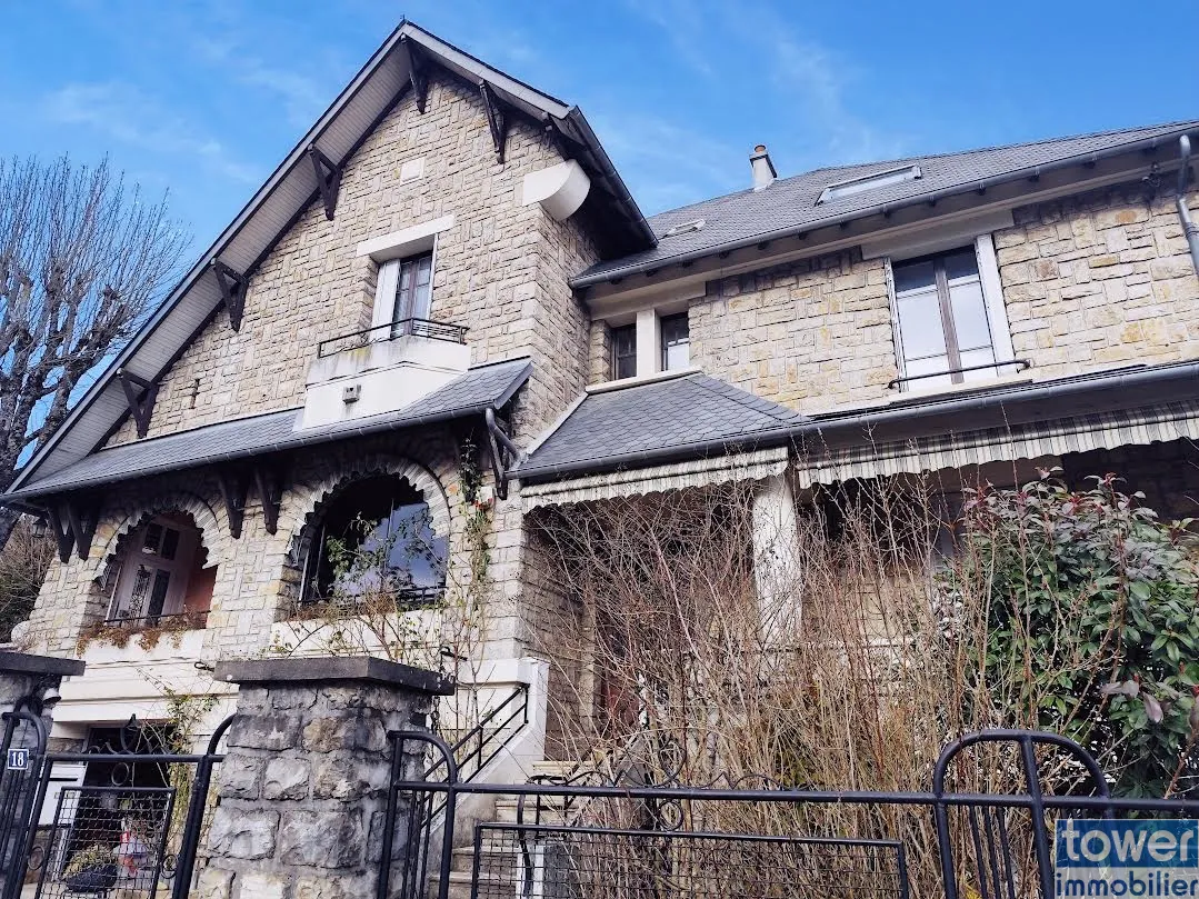 Spacieuse maison familiale de 224 m² à Espalion avec jardin et dépendance 
