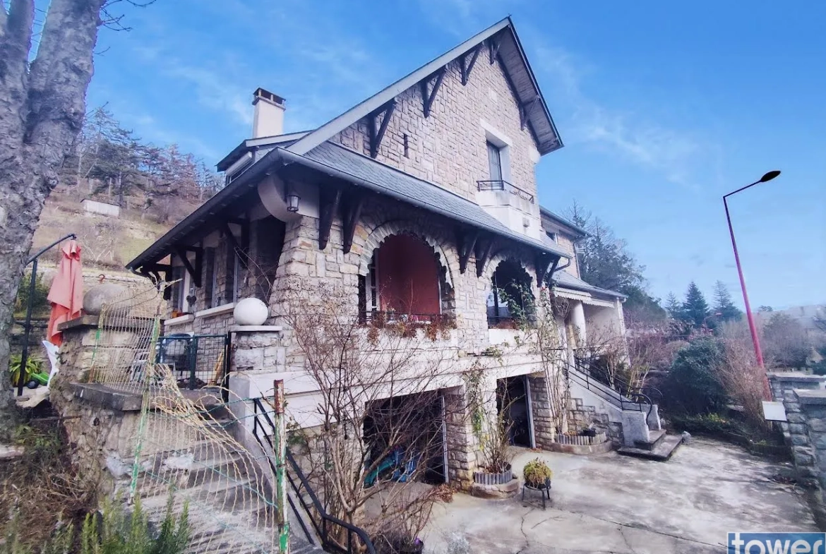 Spacieuse maison familiale de 224 m² à Espalion avec jardin et dépendance 