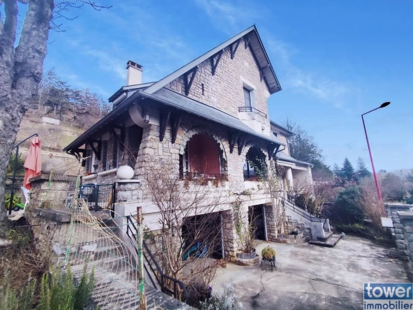 Spacieuse maison familiale de 224 m² à Espalion avec jardin et dépendance 
