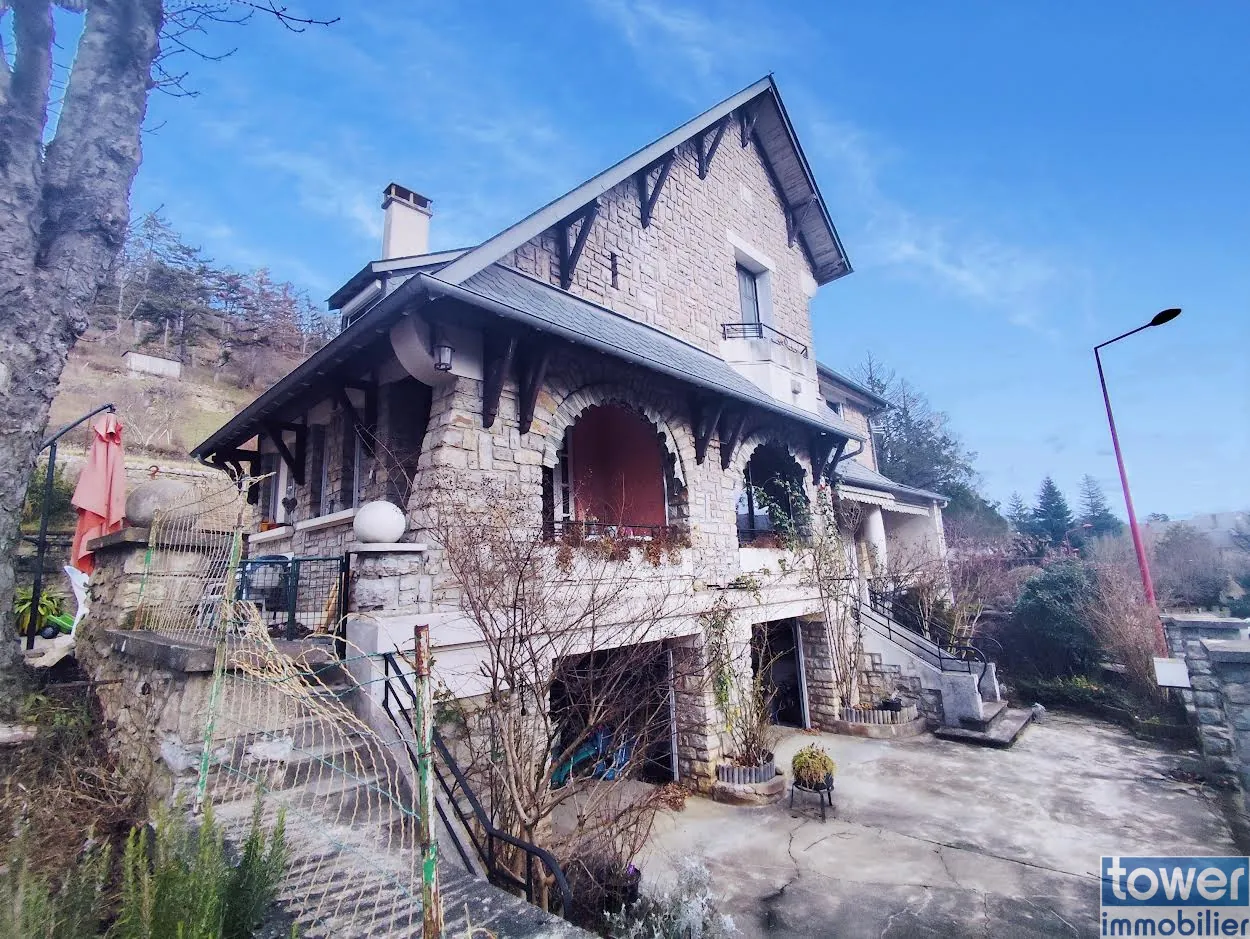 Spacieuse maison familiale de 224 m² à Espalion avec jardin et dépendance 